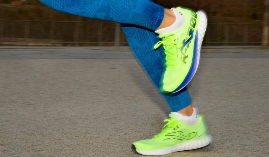 joma R4000 unisex futocipo neonzold aszfaltra